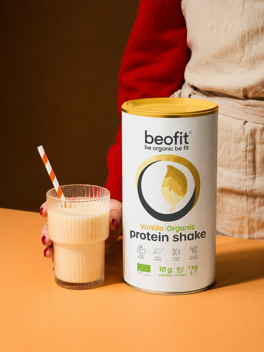 Beofit organic vegan vanilla protein shake 1 kg with a prepared shake held in a glass